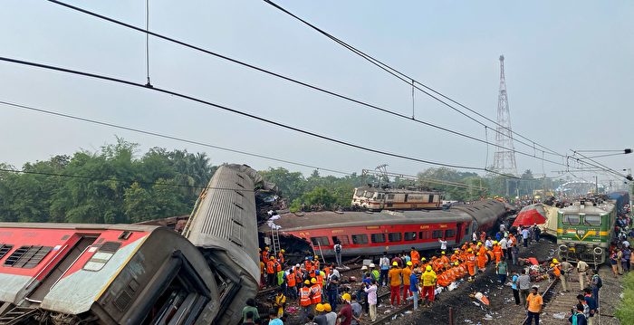 印度发生三列火车相撞事故 致233死900伤