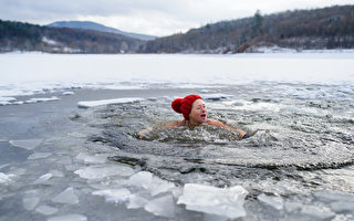 芬兰女：健康的一天从-20°C的湖中游泳开始