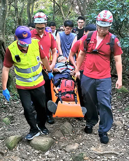 蘆竹區羊稠坑登山步道有一名60歲男性患者出現胸痛不適且冒冷汗的情形，處置後抬下山。