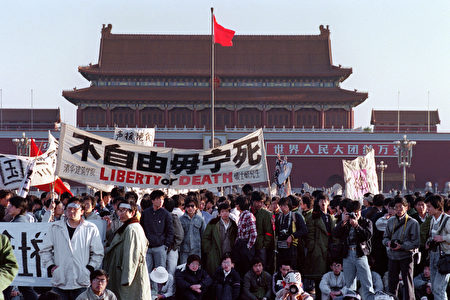 1989年5月14日，在北京天安门广场争取自由的中国青年。