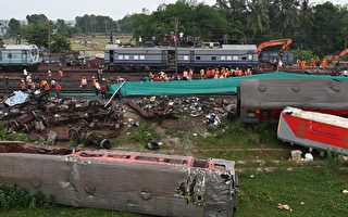 印度火車相撞事故結束救援 死亡人數下調