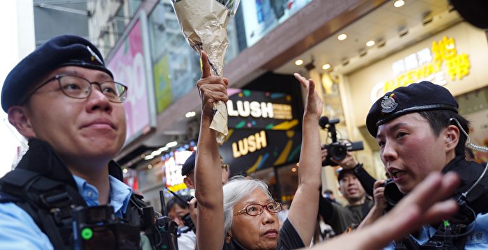 港人在街头悼念六四 警方带走多名市民