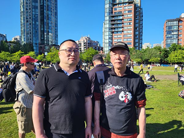 圖：2023年6月4日，數千名溫哥華民衆聚集在林思齊公園内，悼念在1989年天安門事件中遇難中國學生和民眾。圖為黃寧宇（左）和沈甡。（邱晨／大紀元）