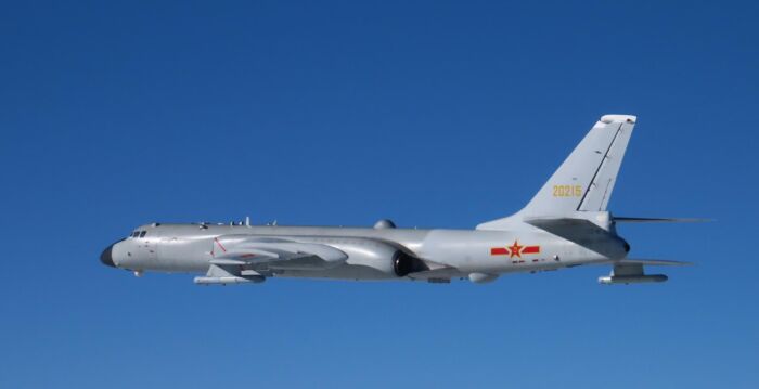中共核轰炸机进争议水域 日本战斗机紧急拦截
