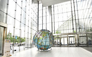 组图：巨型塑料垃圾地球仪亮相纽约世贸中心