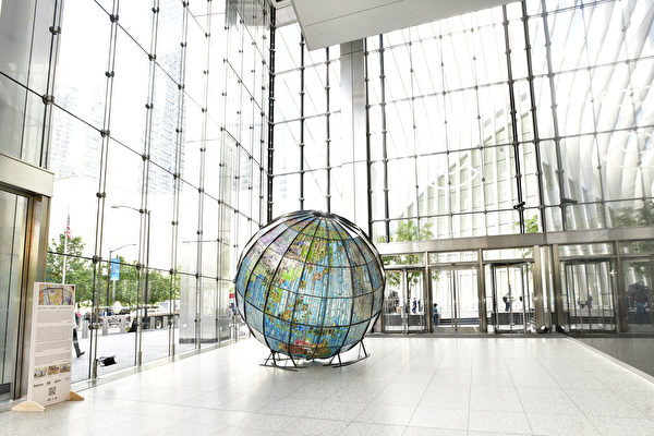 组图：巨型塑料垃圾地球仪亮相纽约世贸中心