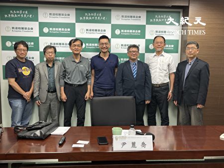 新台湾国策智库9日举办“台湾需不需要大战略”圆桌论坛会议，出席专家学者合影。