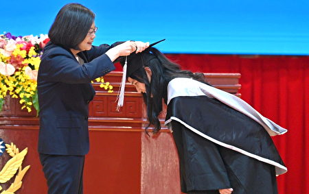 总统蔡英文颁授毕业生拨穗。