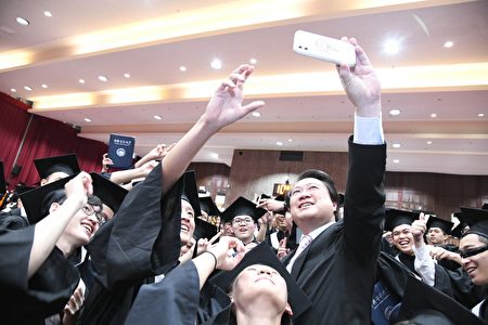 林右昌部长与毕业生自拍合影。