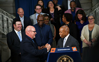 纽约市长与教师工会达成协议 五年工资涨20%