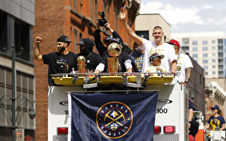 组图：丹佛掘金队NBA夺冠 街头集会游行庆祝