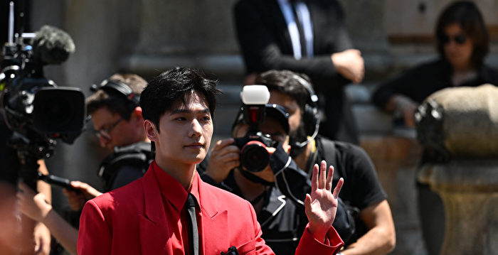 大陆男星杨洋晒度假素颜照 炸裂手机壳成焦点