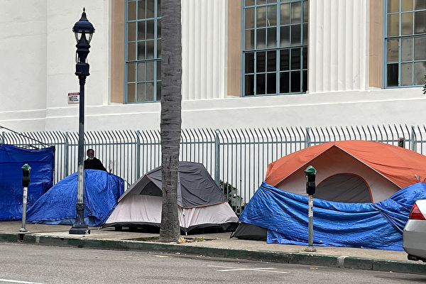 圣地亚哥市中心游民帐篷增多