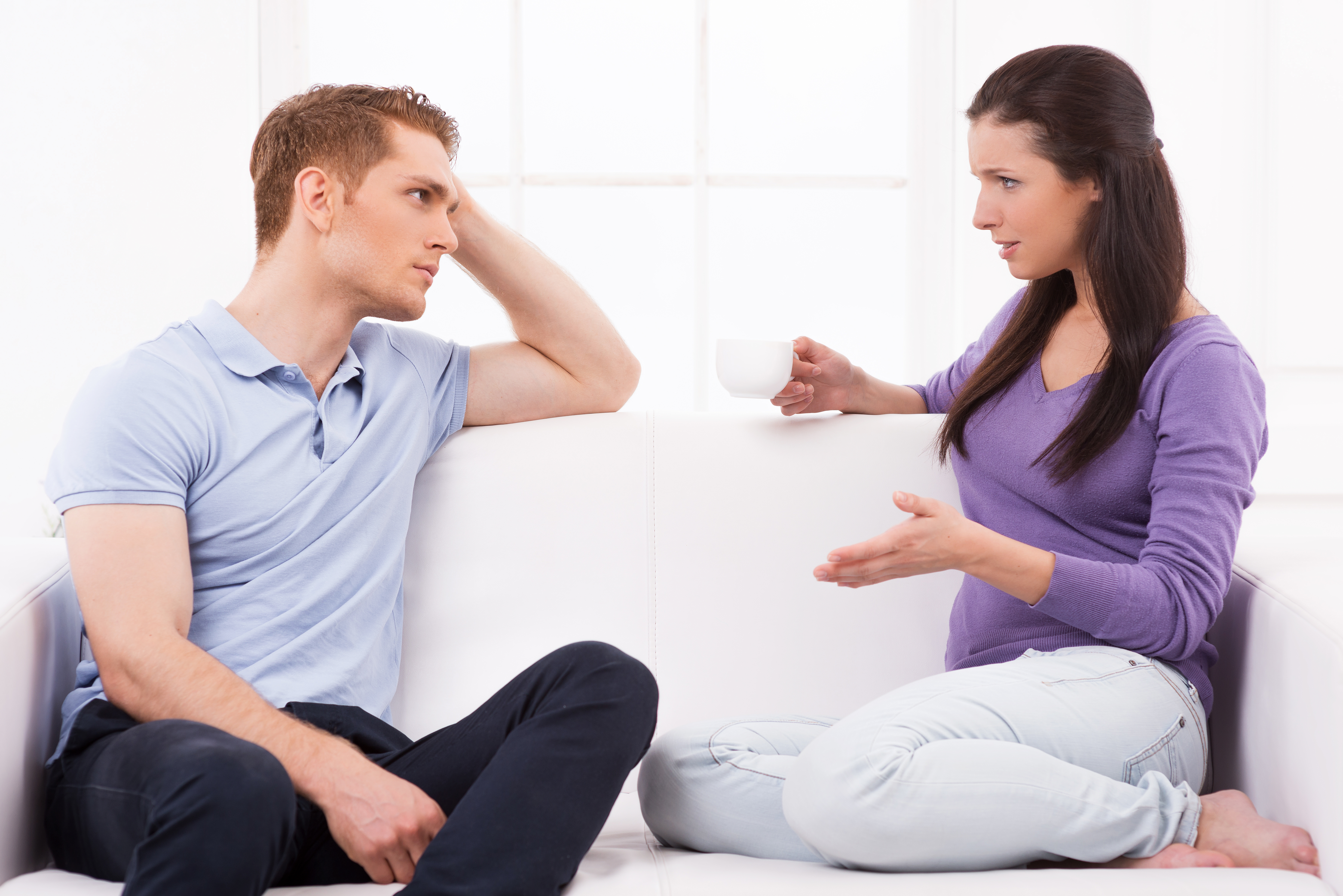 一對夫妻在進行溝通。(Shutterstock)