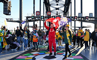 數千球迷走上海港大橋 慶祝女足世界盃下月開賽