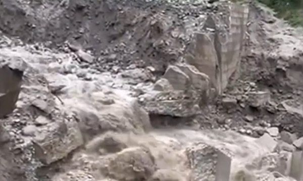 四川汶川发生泥石流 至少3人死亡 多人失踪