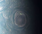 NASA新照揭木星闪电 北极漩涡中现绿光