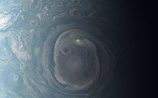 NASA新照揭木星閃電 北極漩渦中現綠光