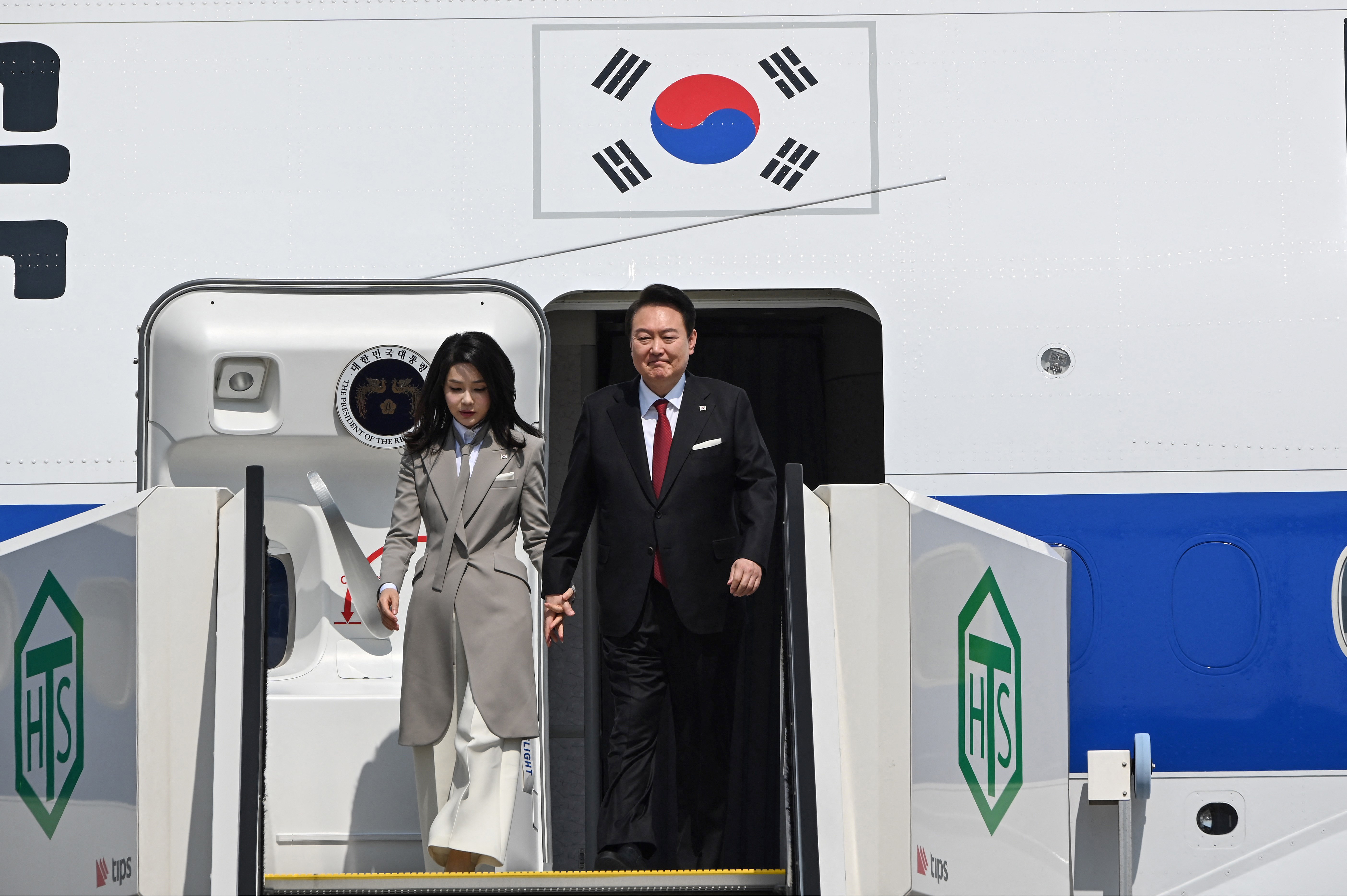 3月16日,韩国总统尹锡悦访日,日韩两国决定重启穿梭外交,确定加强安保、经济、人文等多领域合作。图为尹锡悦与妻子抵达东京羽田机场。(Kazuhiro Nogi/AFP)