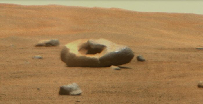 火星探测器拍到神秘怪石 形状似“甜甜圈”