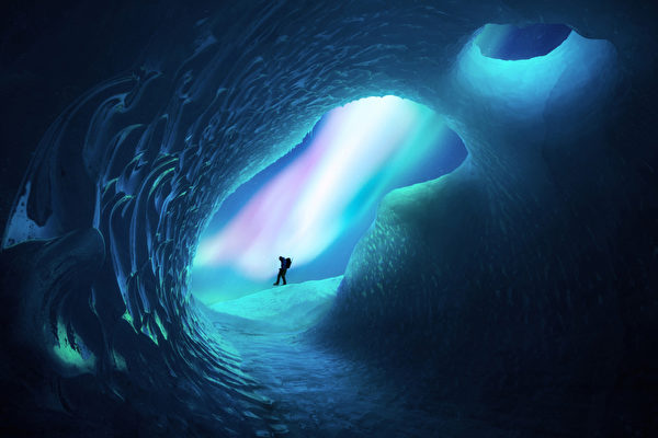组图：冰岛冰川洞穴内的超凡脱俗之美