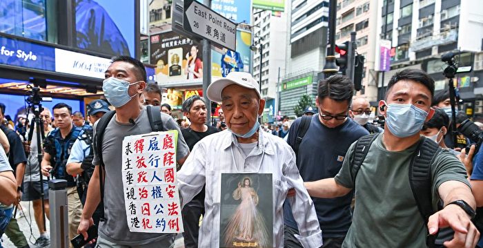 七一港警高度布防 八旬翁展标语被带走