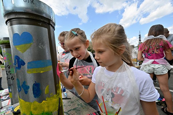 组图：战争文物彩绘 乌克兰儿童发挥创意