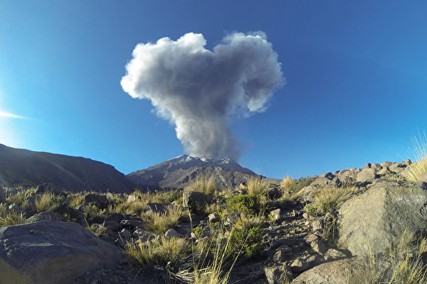 烏比納斯火山連日噴發 秘魯將宣布緊急狀態