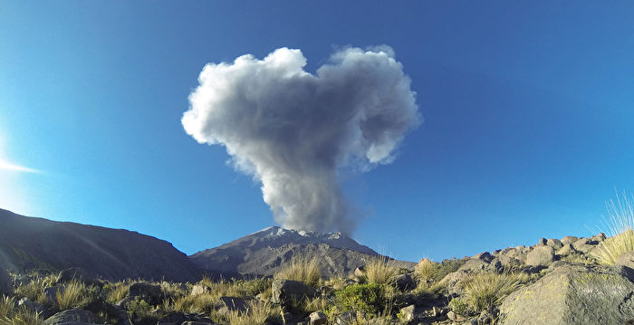 乌比纳斯火山连日喷发 秘鲁将宣布紧急状态