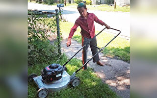 为补贴家用 乔州12岁男孩假日剪草坪赚钱