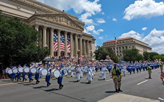 美国首都独立日大游行 各族裔为自由欢呼