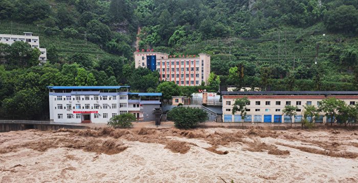 重庆万州防汛应急升级 要求停工停学停航