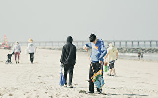 聖地亞哥志願者節日後清理海灘垃圾