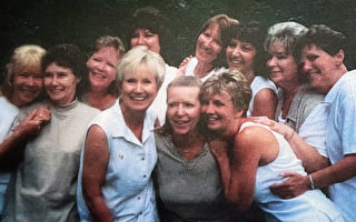 组图：11姐妹幼年受创伤而分散 43年后重聚
