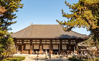 在日本千年古寺木柱上刻字 加拿大少年被控