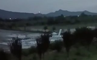 江苏镇江大路机场附近小型飞机坠落 2人受伤