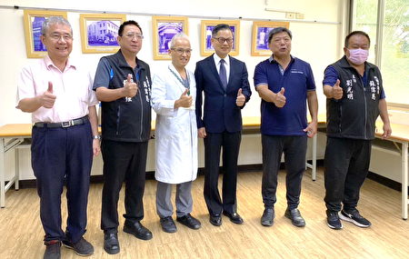 左起宏其婦幼醫院副院長劉興寬及地方人士共同參與簽定合作備忘錄。