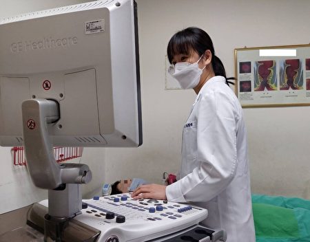 陳以涵醫師建議，30歲以上女性定期接受乳房超音波檢查，才能及早發現異常。