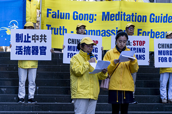 一個多月前才從中國逃離出來的法輪功學員魏珺（左）在集會上發言