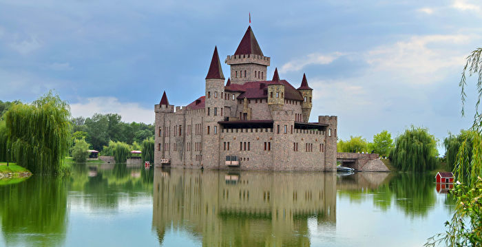 俄罗斯商人在湖中盖城堡 如童话故事般美丽