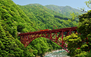 夏季日本探索：小火车穿越黑部峡谷神秘境地