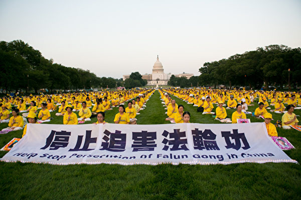 7月20日，法輪功學員在美國首都華盛頓DC國會山前舉行大型燭光夜悼念活動。