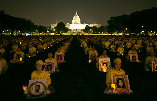 7月20日，法轮功学员在美国首都华盛顿DC国会山前举行大型烛光夜悼念活动。
