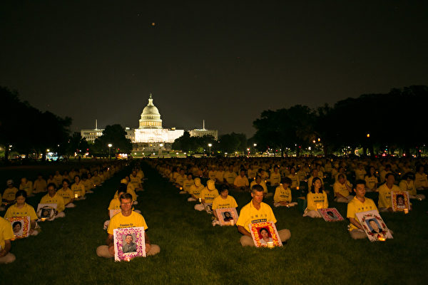 7月20日，法輪功學員在美國首都華盛頓DC國會山前舉行大型燭光夜悼念活動。