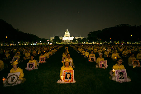 7月20日，法轮功学员在美国首都华盛顿DC国会山前举行大型烛光夜悼念活动。