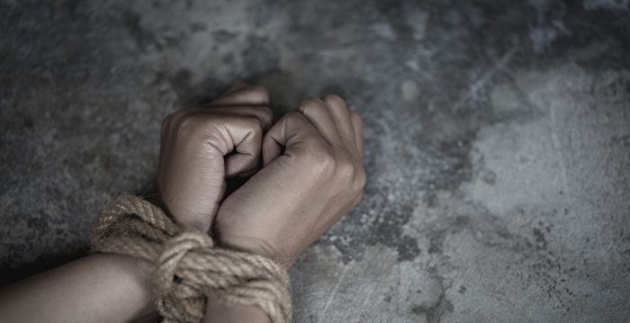 被绑架女孩车内举牌求救 有人报警后获救