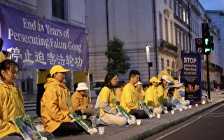 反迫害24周年 英國法輪功學員舉行燭光悼念
