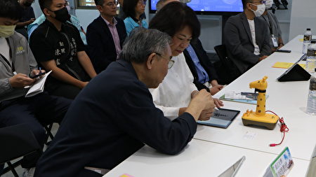  市长黄敏惠体验使用平板写毛笔字。