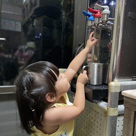 预防热伤害，应避免幼童使用饮水机。