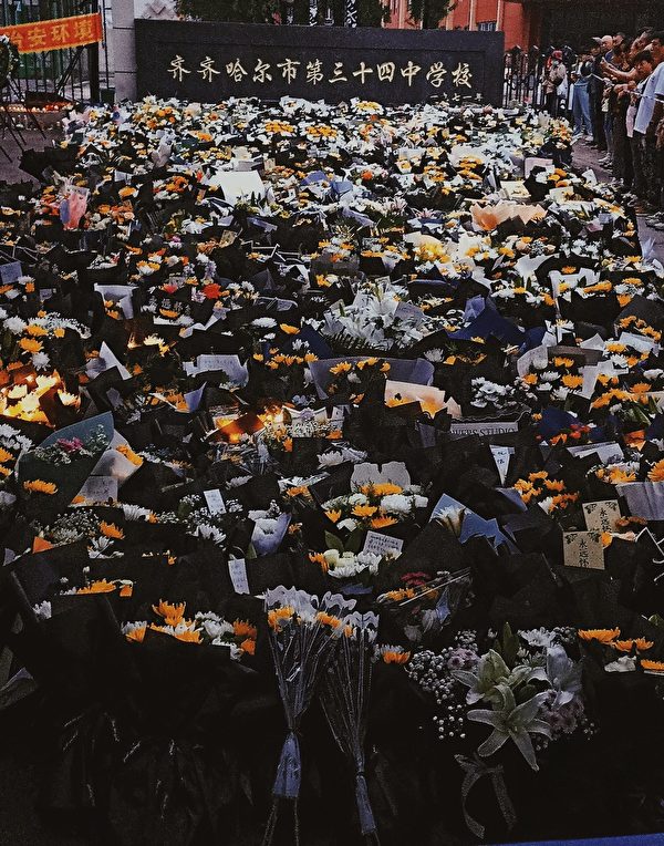 2023年7月24日，黑龍江省齊齊哈爾34中學校門口已推滿悼念花束，市民自發前來獻花。（VCG/VCG via Getty Images △）